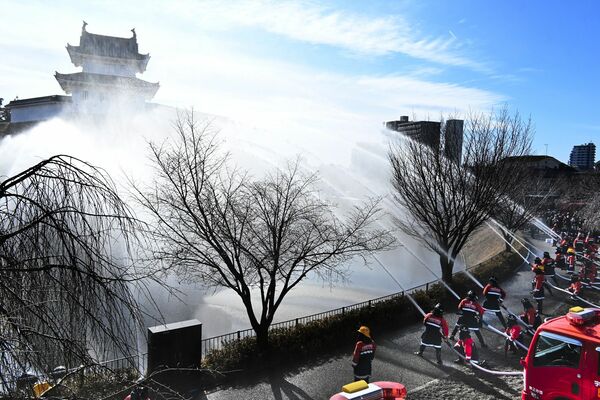 土塁に向かって行われた放水訓練