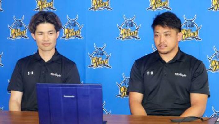 ラグビーのリーグワン1部プレーオフ準決勝を前に、記者会見する埼玉の坂手(右)と金沢ヘッドコーチ=29日、埼玉県熊谷市