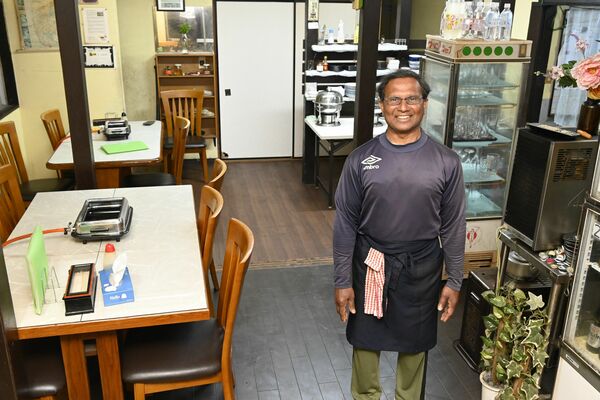 アットホームな店内に立つ店主スミスさん