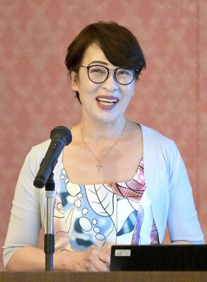 しもつけ21フォーラムで講演する黒川氏＝13日午後、宇都宮市本町