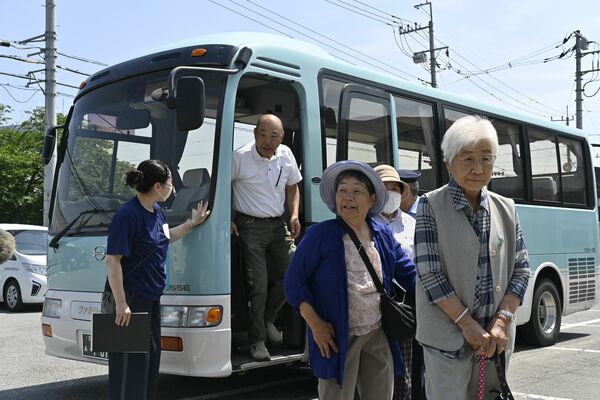 バスを利用して町農業者トレーニングセンターを訪れた東高橋の住民ら