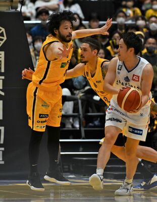 前戦第４クオーター４分、ブレックスの田臥（左）がパスコースを防ぐ＝日環アリーナ栃木