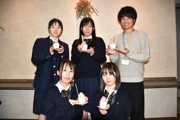 ジェラートを持つ森岡さんと黒磯高生