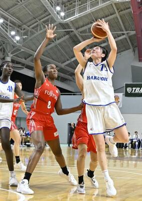 積極的な仕掛けから得点を狙う白鴎大女子の佐藤＝１日の皇后杯富士通戦より、清原体育館