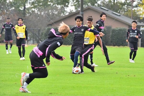 決勝Ｒに向けて調整する栃木シティＦＣの選手たち＝栃木市のシティフットボールステーション