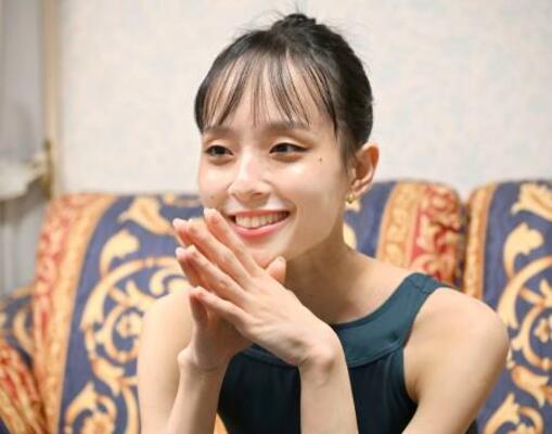 　インタビューに答える秋山瑛