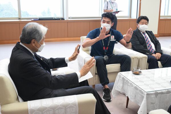 福田知事（左）に世界選手権の結果を報告する水沼選手（中央）＝20日午前、県庁