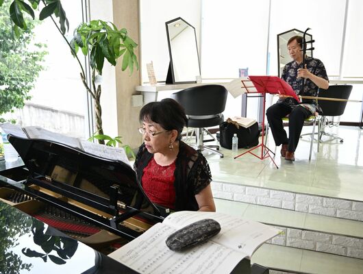 美容室で演奏する原さん（左）と宮郷さん