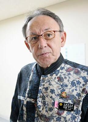 　米軍普天間飛行場返還について取材に応じる沖縄県の玉城デニー知事＝２７日午前、沖縄県庁