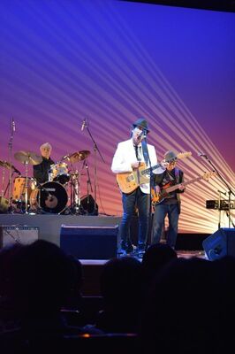 ブルースギタリストの菊田さん（左から２人目）らが演奏したチャリティーコンサート