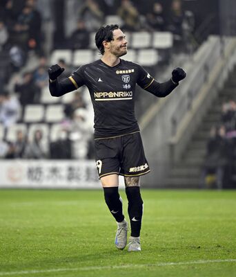 PK戦で1本目を決めて拳を握るFWモーベルグ=CFS