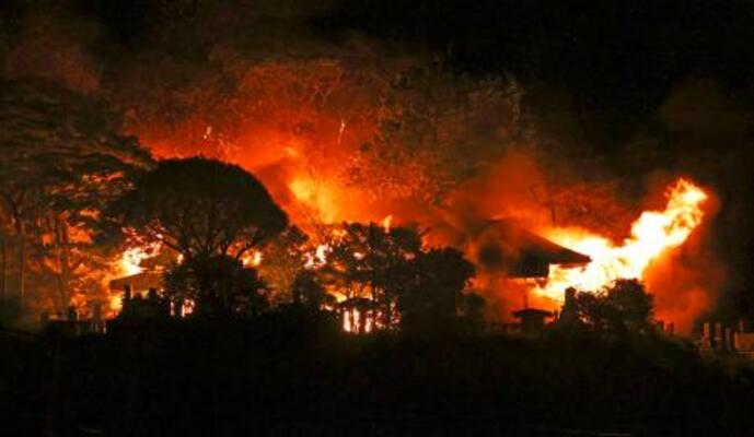 　激しく炎が上がる大分市佐賀関の火災現場＝１８日午後９時３９分