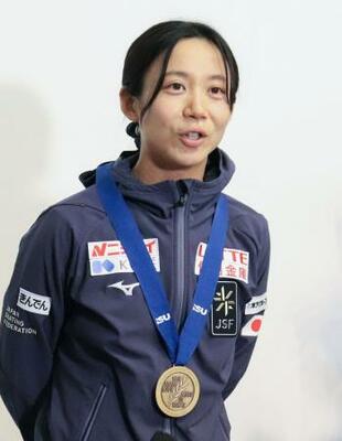 　現役最終戦として臨んだ世界選手権を終えオランダから帰国し、取材に応じるスピードスケート女子の高木美帆＝１０日、成田空港