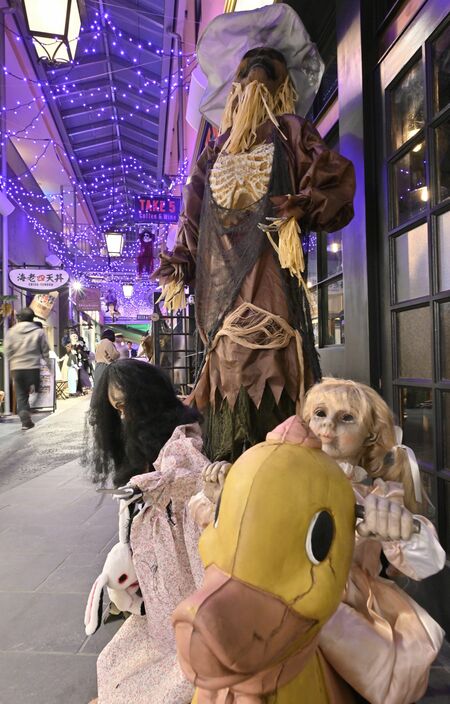 ハロウィーンのゾンビ人形が並ぶ施設＝15日午後６時30分、那須塩原市鹿野崎