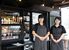 店の前に立つ社員