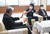 福田知事（左）に世界選手権の結果を報告する水沼選手（中央）＝20日午前、県庁