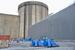 　スリーマイルアイランド原発２号機の原子炉建屋（中央奥）と建屋につながる廃炉作業用のハッチ＝４月、米ペンシルベニア州（共同）