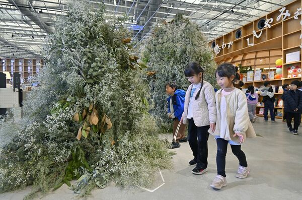 作品を観察したり香りを楽しんだりする園児ら＝17日午前11時35分、那須塩原市本町