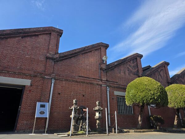 赤れんが工場群の一つ「捺染工場」。重厚な外壁とのこぎり屋根が目を引く（トチセン提供）