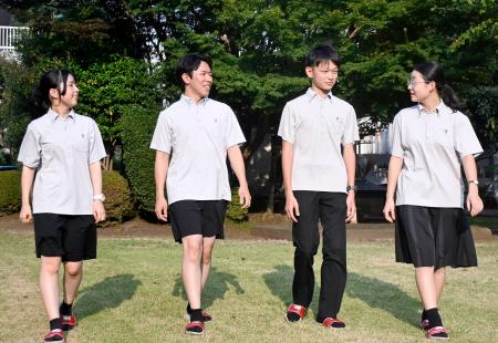 　栃木県立宇都宮東高・付属中で、ハーフパンツの制服を着用した生徒（左の２人）