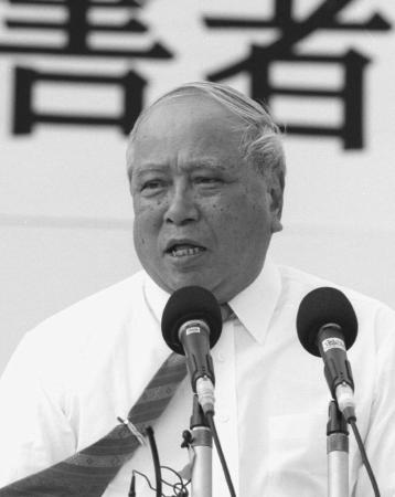 １９９５年１０月、米兵による少女暴行事件に抗議して開かれた沖縄県民総決起大会であいさつする大田昌秀知事＝沖縄県宜野湾市