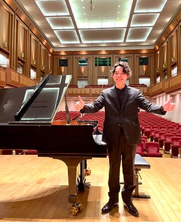 演奏会後の一枚。「ソロであっても、協奏曲であっても、室内楽であっても、演奏はいつも大きな幸せを与えてくれます」(筆者提供)