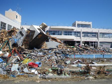 　東日本大震災で被災した仙台市東部、蒲生地区の小学校＝２０１１年４月（村上幸一さん提供）
