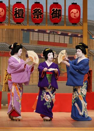 「勢獅子」で芸者を演じる片岡市也(右、国立劇場提供)