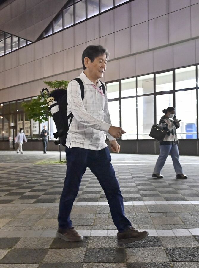 電車で通学するため駅まで歩く島田さん＝５月21日午後８時40分、栃木市河合町、広瀬華撮影