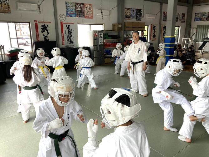 防具を付けての稽古風景。小林功支部長から細かい動きの確認があります