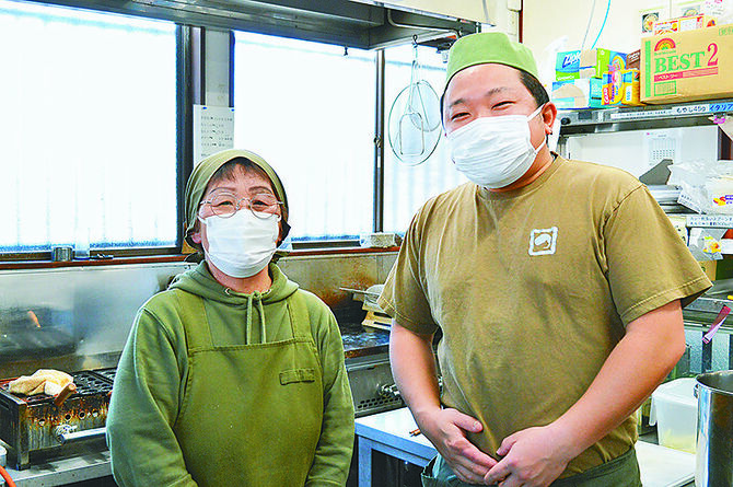 佐藤さん（左）と、佐藤さんのことを親しみを込めて「お母さん」と呼んでいる江口店長