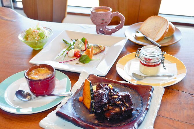 「黒毛和牛ビーフシチュー」のコース（3890円、前菜、スープ、サラダ、ライスまたはパン、デザート、ドリンク付き）