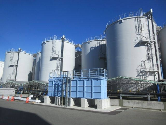 構内にずらりと並ぶ処理水が入ったタンク(東京電力HD提供)