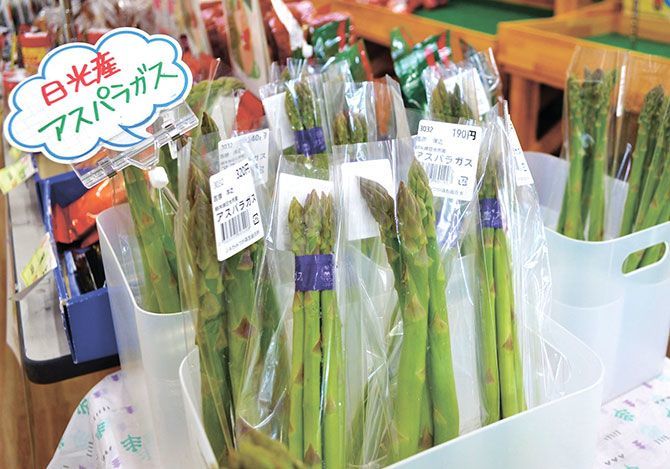 アスパラガスは、鮮度が落ちないように立てて売られている