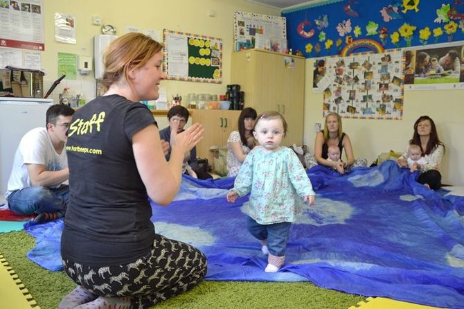 5歳未満を対象にさまざまなプログラムを行う児童センター。子どもの貧困対策の一環として英国各地に整備されている=5月14日、イングランド東部、ハートフォードシャー