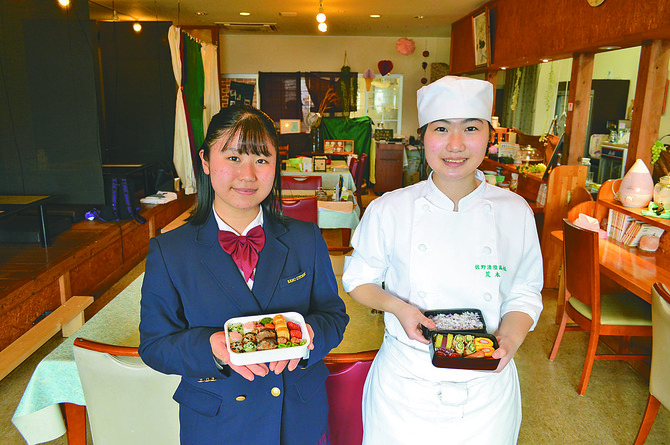 高橋優さん（写真左）と荒木莉緒さん