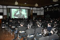 母校の宇都宮高で上映会　荒井退造ら描いた映画「島守の塔」