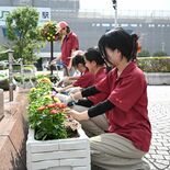 駅利用者らを花で出迎え　宇都宮白楊高生徒ら協力　「花を見て穏やかな気持…