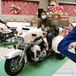 ベルモールで交通安全啓発イベント　「かっこいい」バイクと記念撮影　チー…