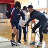 義足歩行を児童が体験　小山・豊田小４年生　パラアスリートが指導