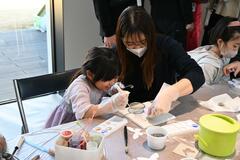 特産の石灰使いフレスコ画体験　