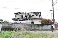 佐野で住宅全焼 焼け跡から遺体