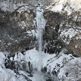 寒波が織りなす絶景　奥日光「華厳の滝」一部が凍る【動画】