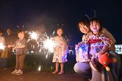 踊りや線香花火 夏祭りにぎわう