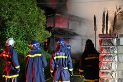 佐野で家屋全焼