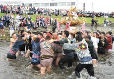 荒神祭で川渡御　真岡