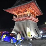 中禅寺立木観音で夜間参拝　光に照らされる夜の境内　11、12日にも開催
