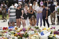 豪ビーチで乱射 １５人死亡　　