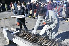 サンマ炭火焼き 秋の味覚に舌鼓