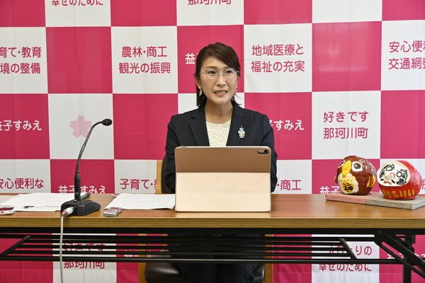 那珂川町長選への立候補を表明する益子氏＝８日午後、同町